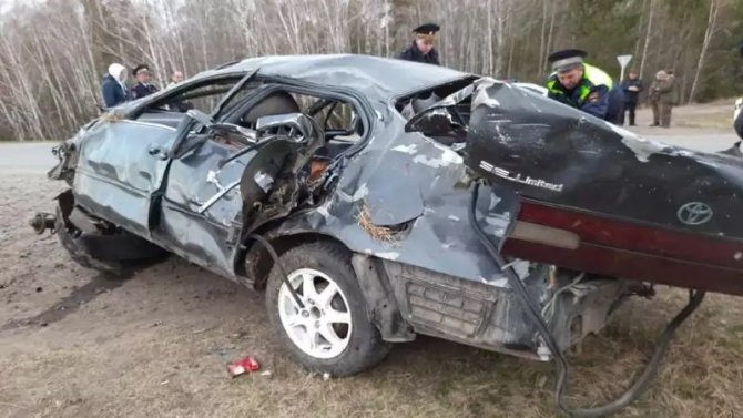 Два человека погибли при опрокидывании автомобиля в Свердловской области