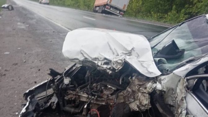 В Ульяновской области столкнулись грузовик и легковушка, водителя которой пришлось извлекать из автомобиля