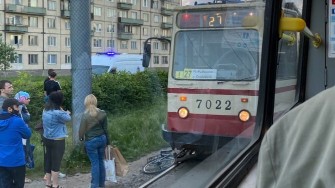Трамвай насмерть сбил женщину в Невском районе Петербурга