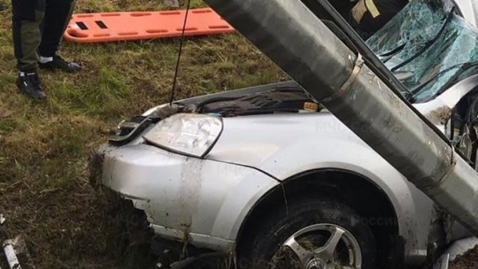 Под Калугой автомобиль врезался в столб – водитель погиб