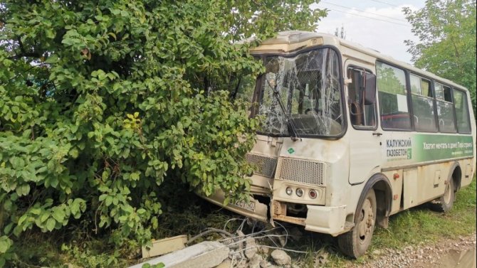 В ДТП с автобусом в Калужской области пострадали три человека