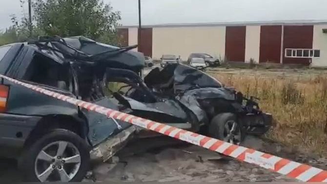 В ДТП под Сургутом погибли водитель и пассажир внедорожника, столкнувшегося с большегрузом