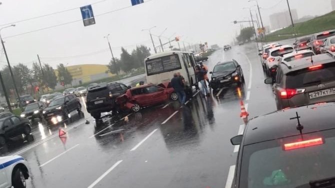 Женщина пострадали в массовом ДТП с автобусом в Череповце
