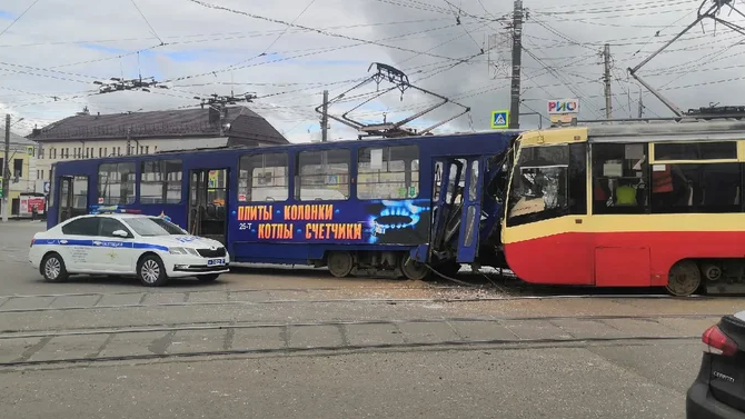 В Туле произошло лобовое столкновение двух трамваев