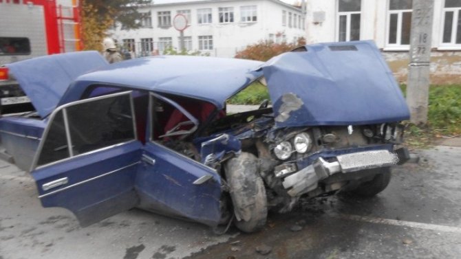 В Архангельской области 18-летний водитель в нетрезвом виде врезался в столб — его 16-летняя пассажирка оказалась в больнице