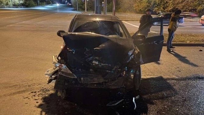 В Челябинске водитель Kia Rio чуть не убил двух девушек, врезавшись в Hyundai Solaris