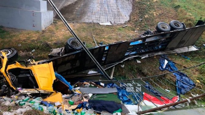 В Чувашии фура упала с моста в овраг — водитель погиб на месте