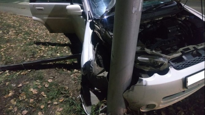 В Братске автомобиль врезался в столб