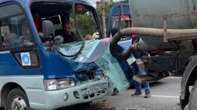 В Краснодаре пассажирский автобус столкнулся с цистерной