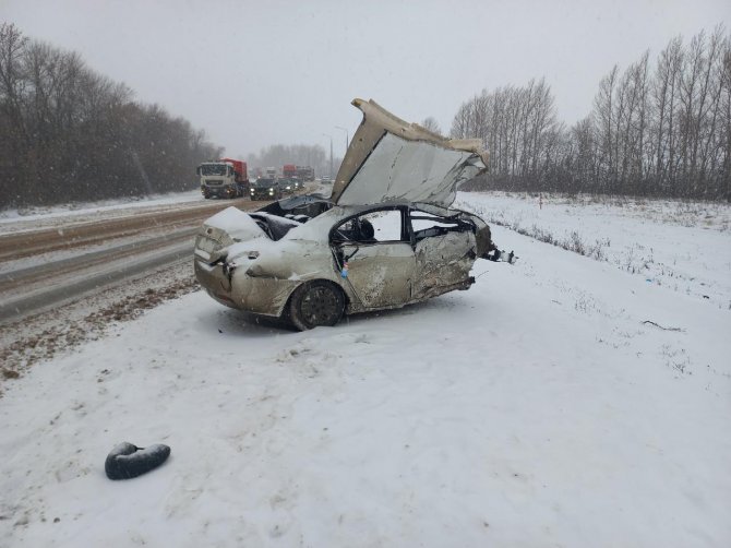 В ДТП в Самарской области разорвало машину – погибла женщина (1)