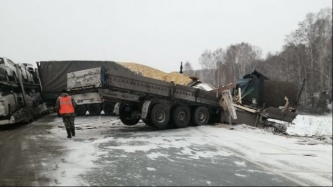 Водитель грузовика погиб в ДТП под Новосибирском