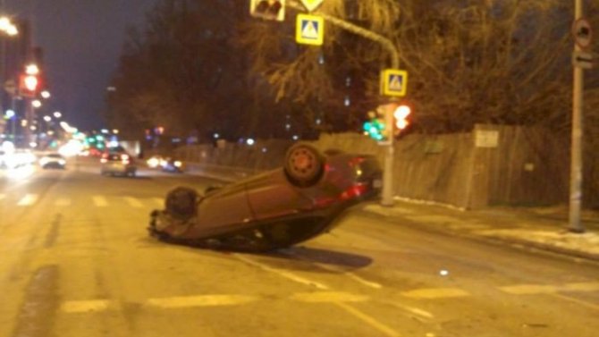 В центре Екатеринбурге автомобиль врезался в столб и перевернулся