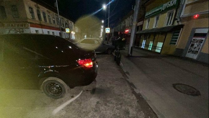 В Саратове велосипедист врезался в автомобиль и попал в больницу