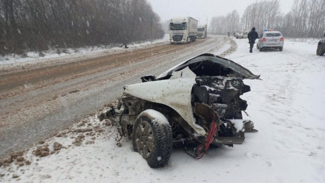 В ДТП в Самарской области разорвало машину – погибла женщина
