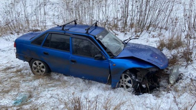 Пассажир погиб при опрокидывании автомобиля в Самарской области