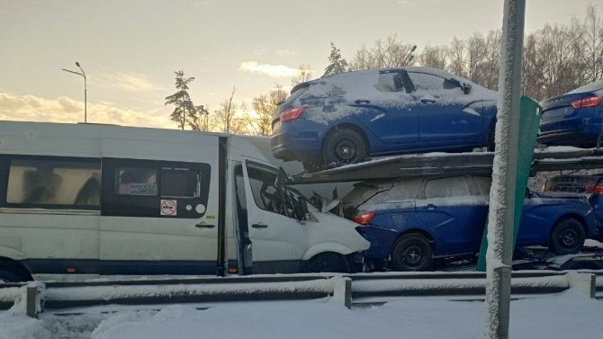 Во Владимирской области столкнулись два «Мерседеса» — пассажирский автобус и автовоз