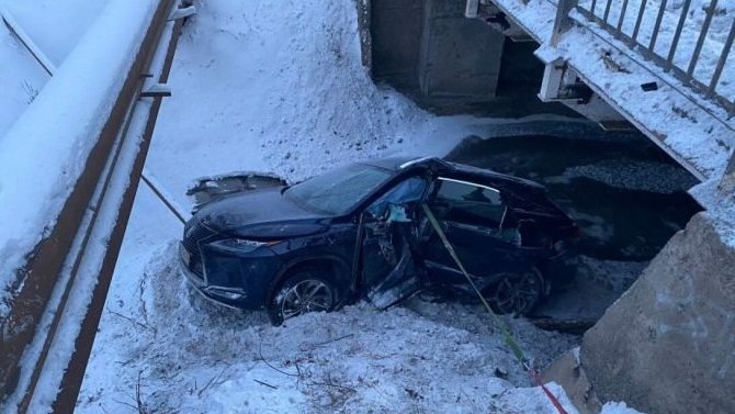 В Альметьевске Lexus упал с моста – погибла женщина