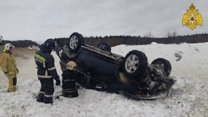 Два человека пострадали при опрокидывании машины в Калужской области