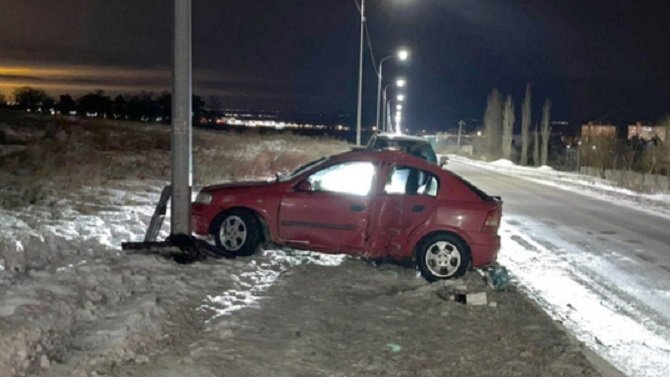 В Волгограде иномарка врезалась в столб – пострадал водитель