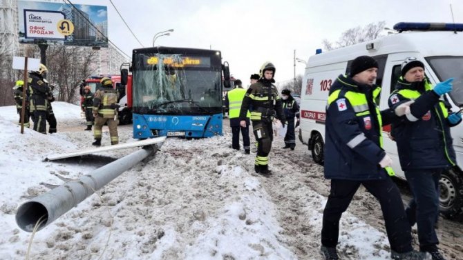 В Москве в ДТП с автобусом пострадали 12 человек 