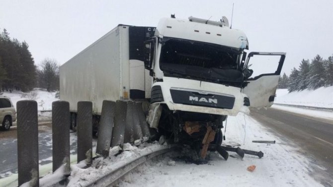 Водитель грузовика пострадал в ДТП в Самарской области