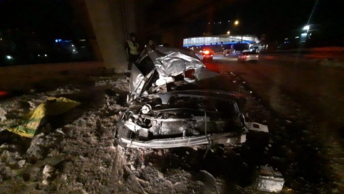 В Новосибирске автомобиль врезался в опору моста – погибли двое