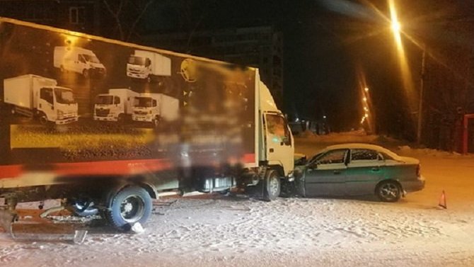 В ДТП в Томске с грузовиком пострадал человек