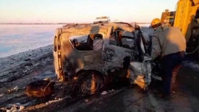Трое детей сгорели в машине после ДТП в Казахстане