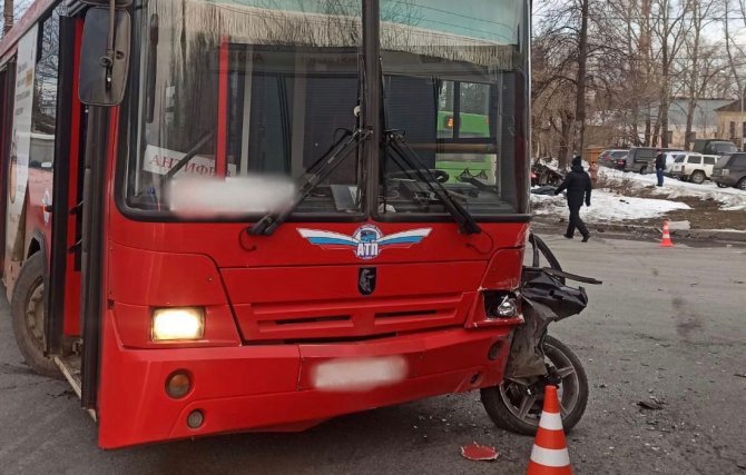 ДТП-с-автобусом и Мерседесом-в-Кирове-1