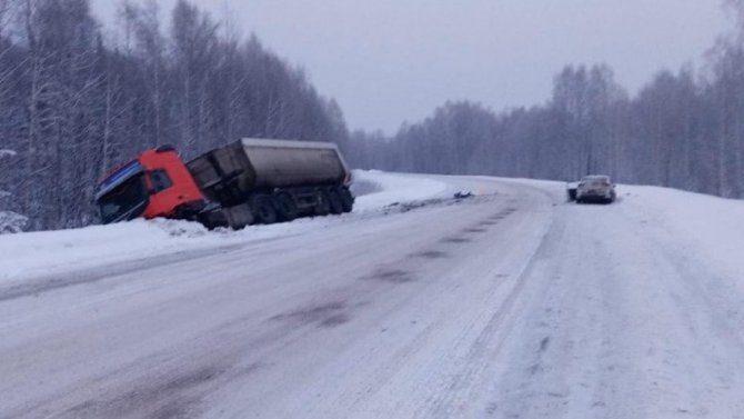 В Кемеровской области в ДТП с грузовиком погиб водитель легковушки
