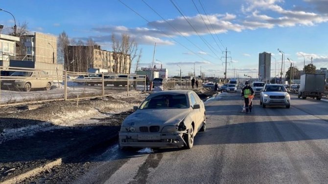В Екатеринбурге иномарка насмерть сбила девочку на остановке