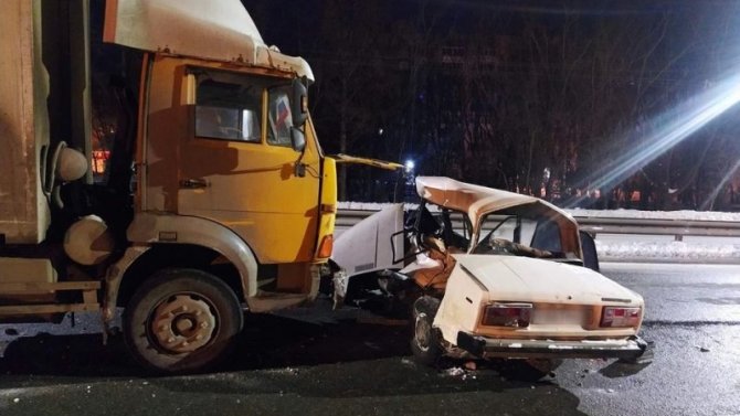 В Челябинске в ДТП с грузовиком погиб 18-летний водитель