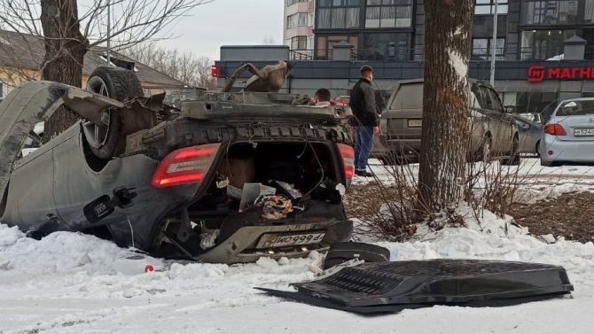 В Кирове автобус сбил превысившую скорость иномарку — погибло две девушки