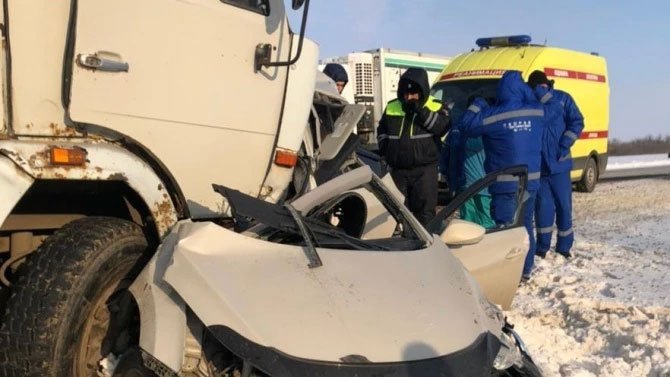 На трассе «Каспий» иномарка попала под грузовик, водитель погиб