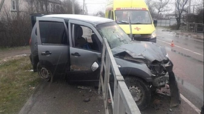 В Славянском районе иномарка пробила ограждение – погиб пассажир