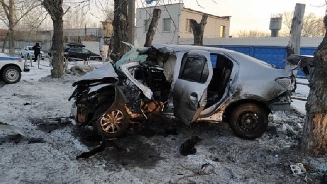 В Челябинске водитель без прав врезался в дерево и погиб