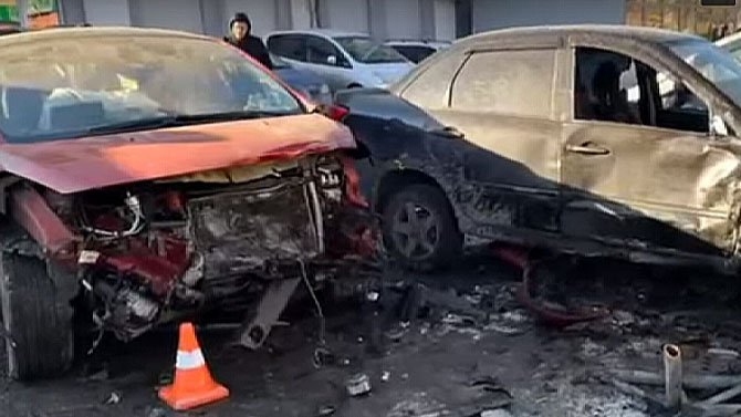 В Иркутске водитель забылся за рулём и сбил женщину и 7 иномарок. В соцсетях появилось видео с его регистратора