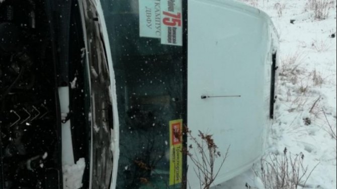 Во Владивостоке опрокинулся автобус
