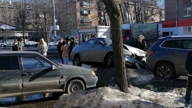 В Ярославле водитель пыталась уйти от столкновения с ребёнком и сбила два автомобиля — но девочка осталось целой