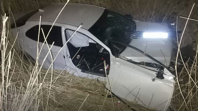 Под Будённовском Toyota Camry оказалась в кювете — один погибший