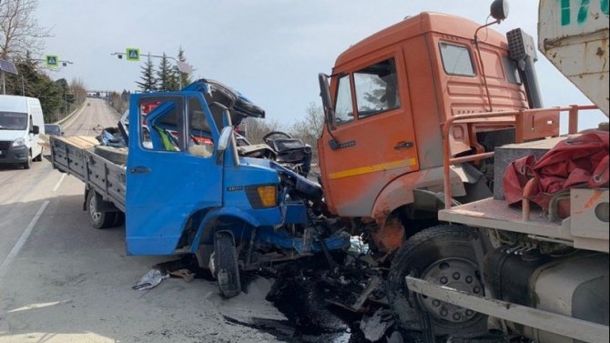 В лобовом ДТП в Крыму погиб водитель грузовика