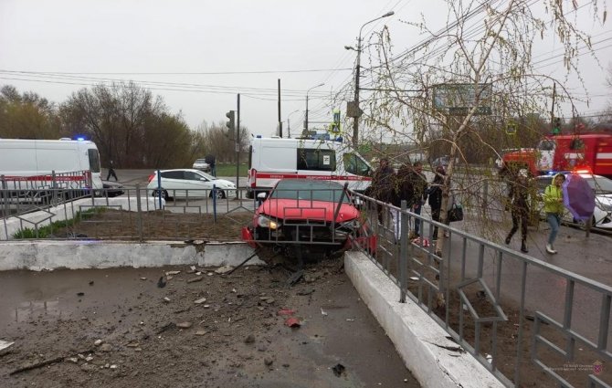 В Волгограде иномарка сбила женщину на тротуаре и врезалась в ограждение (1)