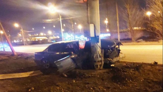 В Петербурге BMW врезалась в столб – пострадали двое