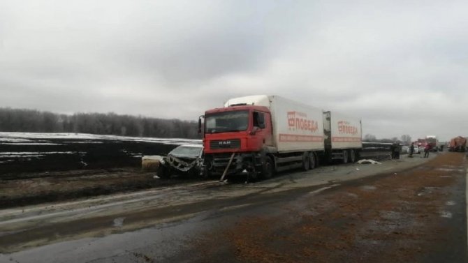 Под Самарой в ДТП с грузовиками погиб человек