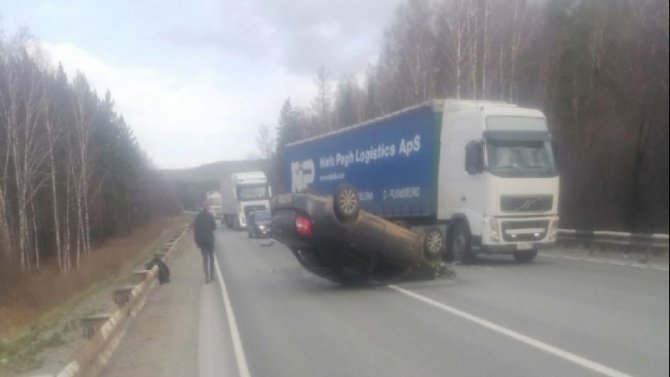 В Челябинской области на трассе автомобиль опрокинулся на крышу