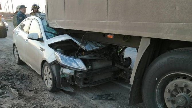 Под Самарой легковушка заехала под грузовик – водитель погиб