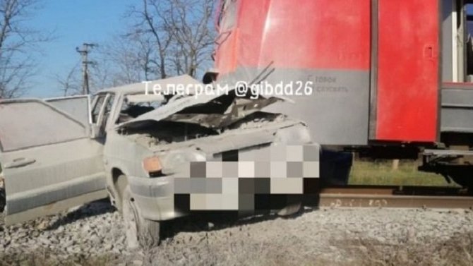 В Невинномысске столкнулись ВАЗ и электричка – водитель погиб