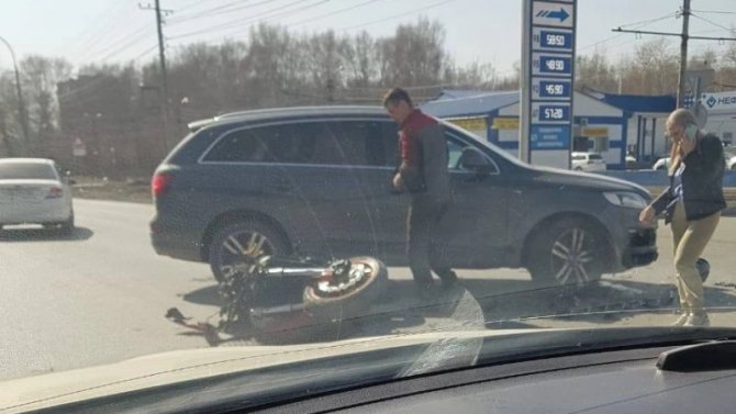 Мотоциклист пострадал в ДТП с автомобилем в Новосибирске