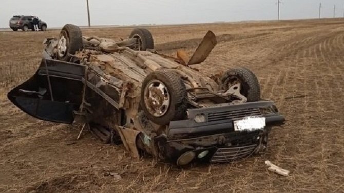 22-летний водитель погиб при опрокидывании автомобиля в Омской области