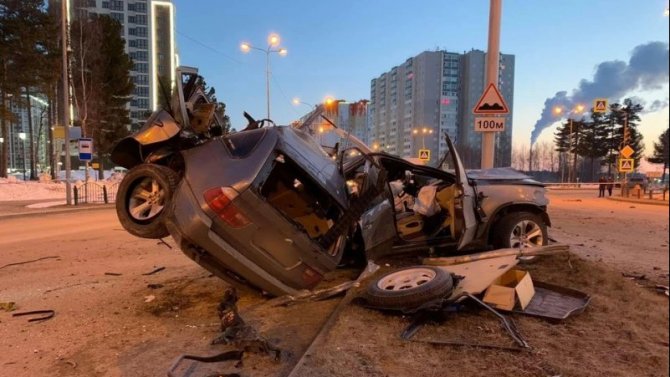 В Сургуте BMW врезался в столб – водитель погиб